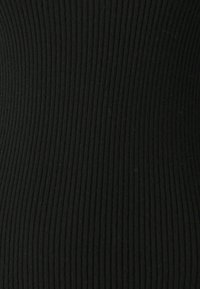 Tissu noir à côtes présentant une texture verticale. Le matériau est lisse avec un ajustement confortable, conçu pour l'élasticité et le confort.
