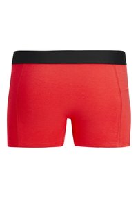 Rode boxershorts met een zwarte elastische tailleband, voorzien van een gladde textuur en versterkte naden. Het ontwerp is eenvoudig en functioneel.