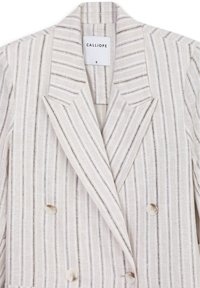 Blazer double boutonnage beige clair avec des rayures verticales, présentant un col à revers, deux boutons et un tissu texturé. L'étiquette indique "CALLIOPE."