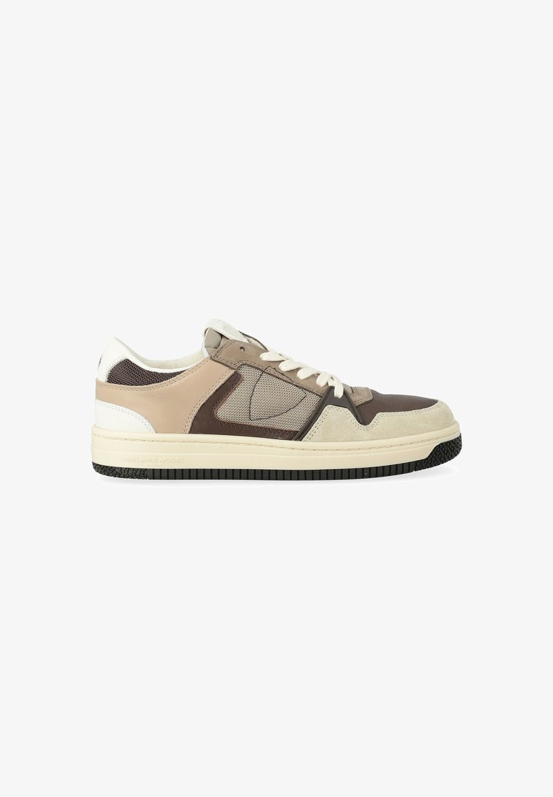 Sneaker basso in beige, marrone e crema con pannelli in pelle e rete misti, lacci bianchi e suola in gomma nera, vista laterale.