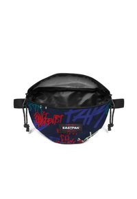 Kulatá taška z tmavě modré látky s živými graffiti vzory v červené, zelené a modré barvě; má černý zip a nastavitelného popruhu.