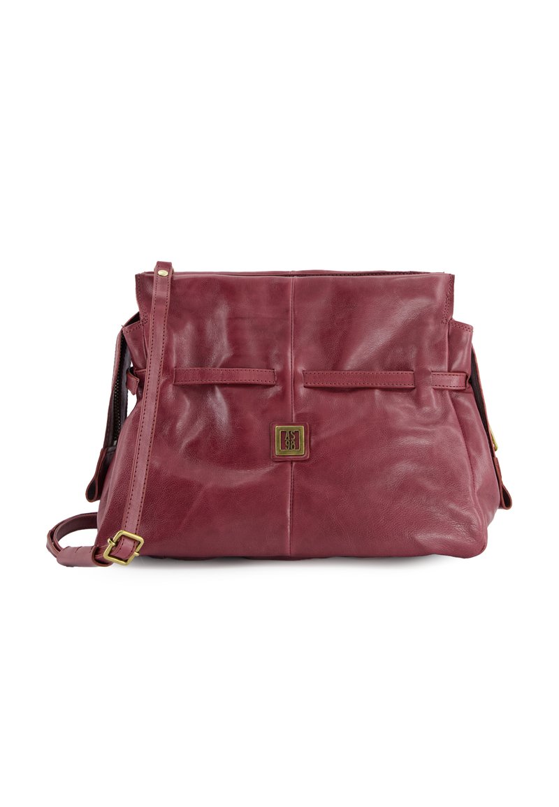 Burgundy læder crossover taske med frontspænde-logo, justerbar rem og sidelommer med lynlås, mod en hvid baggrund.