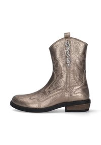 Stivale ankle in bronzo metallico con superficie texturizzata, cuciture decorative e un dettaglio in cristallo sul tacco. Tacco in legno basso con impugnatura.