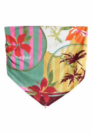 Buntes Stoffquadrat mit roten Hibiskusblumen, grünen und rosa Streifen, gelben Kreisen und dem Text "Club Soleil" auf weißem Hintergrund.