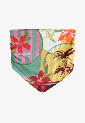 Kleurrijk stoffen vierkant met rode hibiscusbloemen, groene en roze strepen, gele cirkels en de tekst "Club Soleil" op een witte achtergrond.