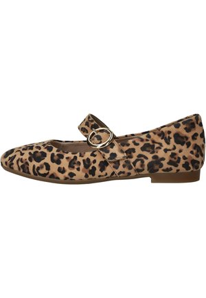 Chaussure plate imprimé léopard avec bout arrondi et bride Mary Jane ornée d'une boucle circulaire dorée et à petit talon.