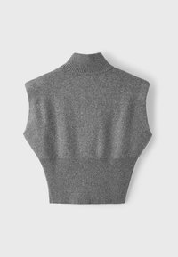 Gilet sans manches tricoté gris avec col montant côtelé et ourlet côtelé, posé à plat sur fond blanc.