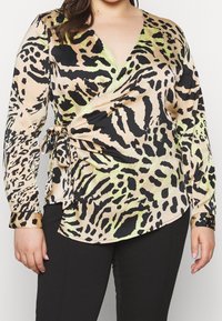 Oberteil aus glattem Stoff mit einem abstrakten Leopardenmuster in Beige, Schwarz und Grün, langen Ärmeln und einem Bindeband in der Taille.