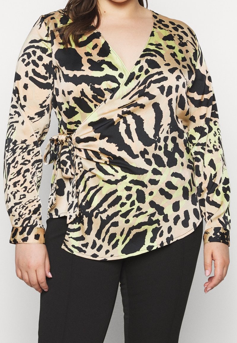 Oberteil aus glattem Stoff mit einem abstrakten Leopardenmuster in Beige, Schwarz und Grün, langen Ärmeln und einem Bindeband in der Taille.