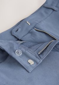 Non sélectionné, blue