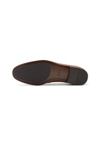 Suela de zapato de cuero marrón con un grip de goma negra texturizada, un diseño curvado suave y un ligero tacón para soporte.