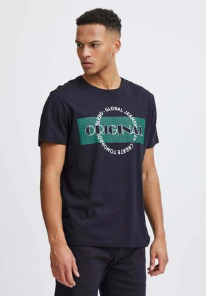 Camiseta negra de manga corta con un diseño gráfico en contraste en verde y blanco que incluye la palabra "ORIGINAL" en letras negritas.
