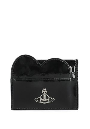 Portacarte in pelle verniciata nera con bordo superiore smerlato e logo orb argentato al centro della tasca frontale.