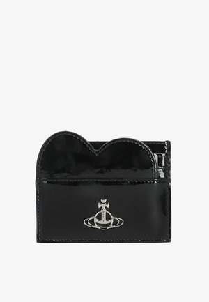 Portacarte in pelle verniciata nera con bordo superiore smerlato e logo orb argentato al centro della tasca frontale.
