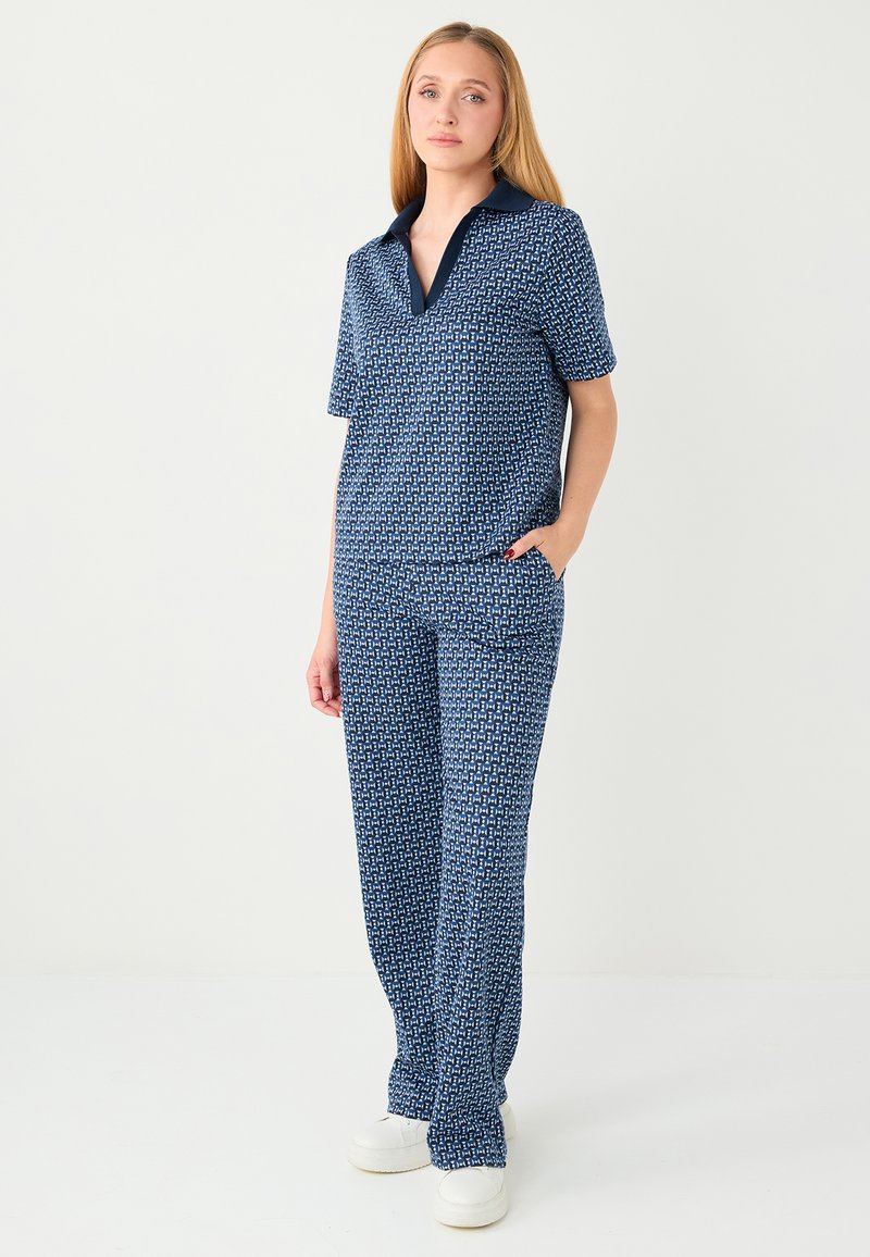 Ensemble assorti haut et pantalon imprimé bleu marine, comprenant des manches courtes, un col et un motif géométrique, avec une coupe décontractée et une texture douce.