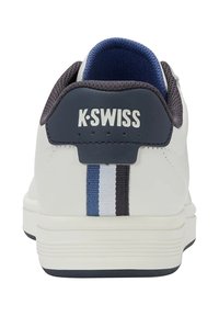 K-Swiss Sneaker mit einem weißen Leder-Obermaterial, dunkelblauem Fersenbereich und einem mehrfarbigen Streifenakzent auf der Rückseite. Gepolsterte Zunge und gefüttertes Textilfutter.