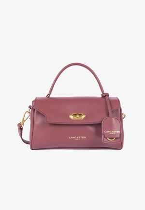 Mittelgroße rosa Lederhandtasche mit einem oberen Griff und abnehmbarem Schultergurt, ausgestattet mit goldenen Beschlägen und einem Logo-Anhänger.