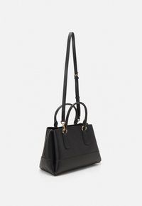 Czarna torebka na ramię o teksturowanym wykończeniu, z podwójnymi uchwytami u góry i regulowanym paskiem na ramię. Wyposażona w złote okucia i ma usztywnioną formę.