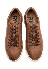 Barna bőr sneakers, textúrált felülettel, kerek orral és barna fűzőkkel. Fehér gumitalp és logó nyomtatva a talpbetéten.