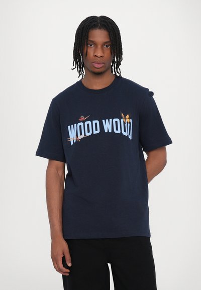 Camiseta de algodón azul marino con el texto "WOOD WOOD" en color azul claro y gráficos de mariposas en el pecho. Cuello redondo clásico y mangas cortas.