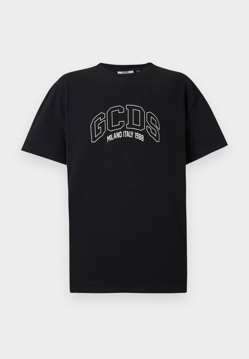 Čierne bavlnené tričko s bielym nápisom „GCDS MILANO ITALY 1988“ písmom tučne a zaobleným písmom cez hruď. Voľnejší strih, okrúhly výstrih.