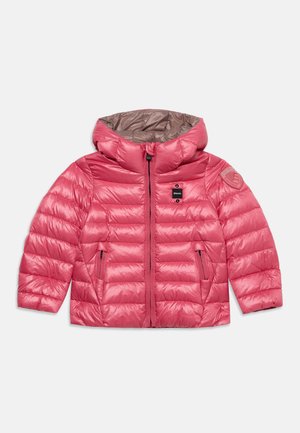 Doudoune matelassée rose avec une grande capuche, fermeture éclair sur le devant, deux poches zippées et un écusson logo sur la manche.