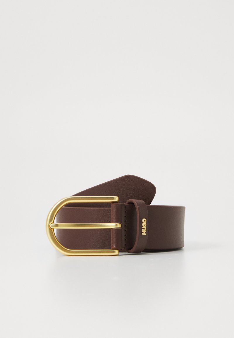 Cinto de couro castanho com uma grande fivela de metal dourado, apresentando uma textura suave e um logótipo estampado no couro.
