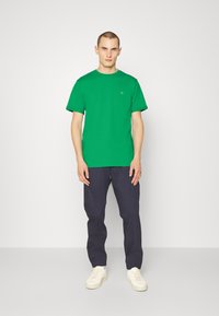 Les Deux T-shirt básica - sports green/orange