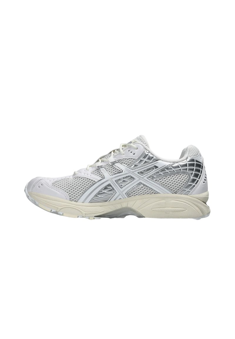 Scarpa da corsa in mesh bianco e argento con suola beige chiaro, chiusura con lacci e sovrapposizioni sintetiche impreziosite da motivi sui lati e sul tallone.