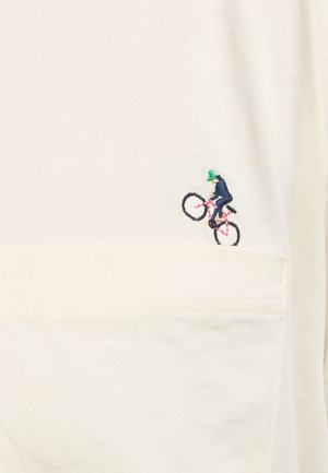 T-Shirt aus Baumwolle in Off-White mit aufgestickter Tasche. Mit gesticktem Grafikdesign eines Radfahrers in Blau und Pink, der vor einem hellen Hintergrund fährt.