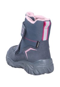 Ankļu augstuma bērnu zābaki tumši zilā krāsā ar rozā akcentiem, izgatavoti no sintētiskiem materiāliem. Aprīkoti ar Velcro siksniņu un teksturētu gumijas zoli.