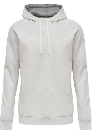 Lichtgrijze hoodie gemaakt van zacht materiaal, met een trekkoord capuchon, lange mouwen en een klein wit logo op de borst.