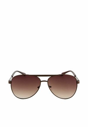 Aviatoriaus stiliaus akiniai nuo saulės su plonu rudu metaliniu rėmeliu ir tamsėjančiais rudais lęšiais, pateikti ant balto fono.