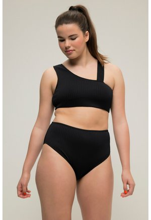 Černý žebrovaný bikini set s jedním ramenem a vysokým pasem. Textura je hladká s lehkým leskem.