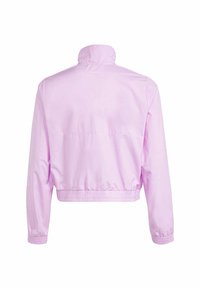 Svetle fialová zkrácená bunda s vysokým límcem, elastickým lemem a manžetami a hladkým povrchem. Na zadní straně se nachází logo.