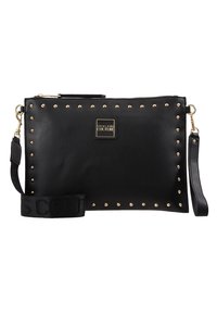 Pochette rectangulaire noire Versace Jeans Couture avec des clous dorés qui soulignent les bords et une bandoulière noire amovible avec des fermoirs dorés.