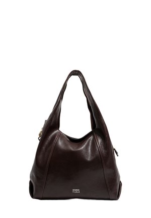 Ciemnobrązowa skórzana torebka o luźnym kroju, szerokich ramiączkach i logo z przodu. Gładka faktura z przeszyciami.