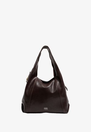 Bolso de cuero marrón oscuro con un diseño relajado, correas anchas para el hombro y un logotipo en la parte delantera. Textura suave con acentos cosidos.