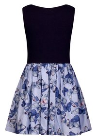 Czarna sukienka z gorsetem i plisowaną spódnicą wykonaną z tkaniny w niebiesko-białe paski, ozdobiona nadrukami motyli w odcieniach niebieskiego i różowego.