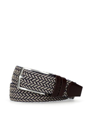 Pasek z tkaniny w warkocze w kolorach granatowym i beżowym z prostokątną srebrną klamrą oraz ciemnobrązową skórzaną pętlą i końcówką, zwinięty na białym tle.