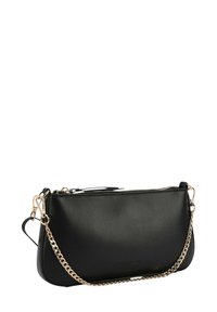 Borsa a mano in pelle nera con chiusura a zip, dotata di una tracolla in catena metallica dorata e una finitura liscia, design minimalista senza motivi.