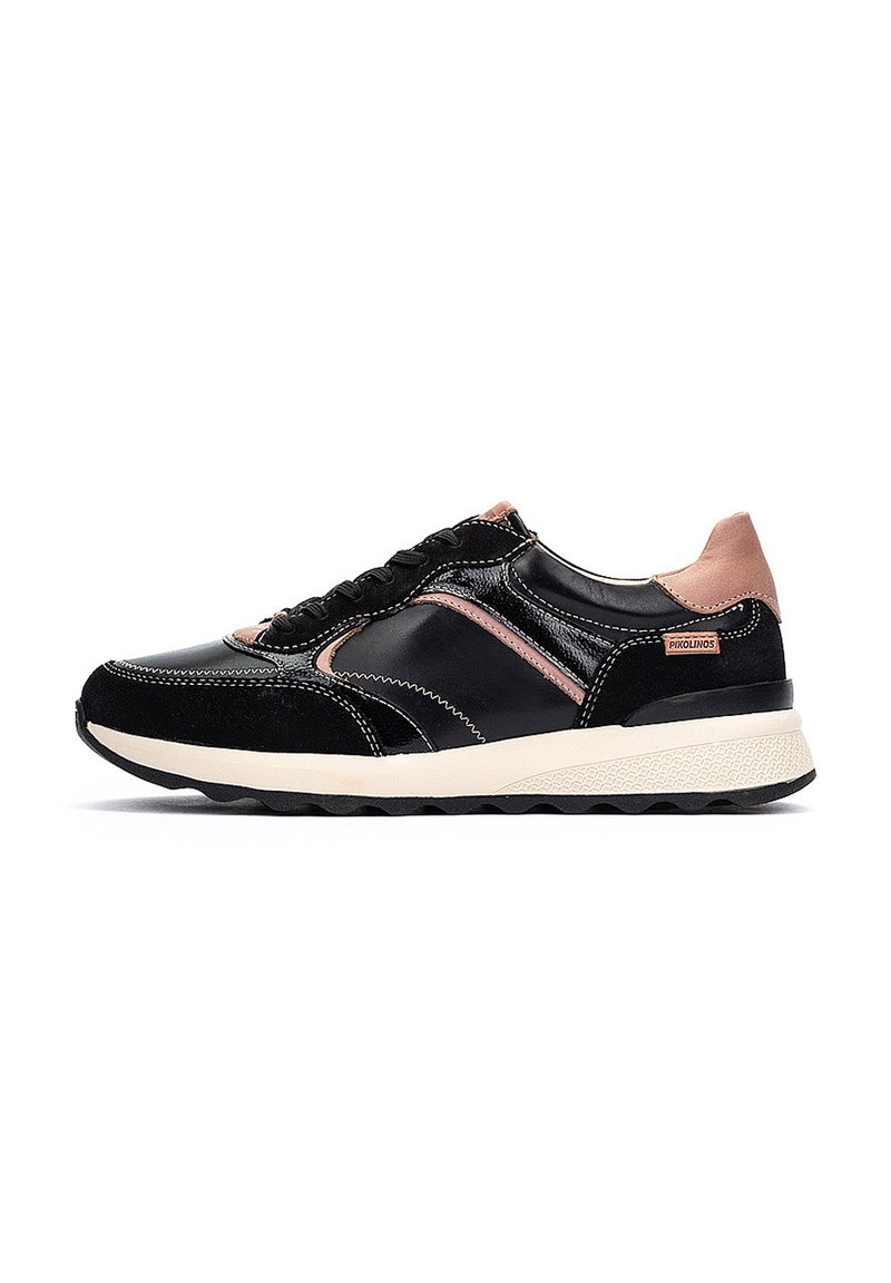 Zapatillas de cuero negro y ante con acentos en rosa, diseño de cordones y suela texturizada. Presenta costuras contrastantes y etiqueta de logo.