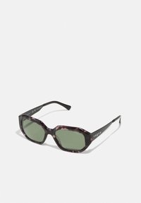 Ochelari de soare tortoise maro cu lentile polarizate verzi, cadru dreptunghiular și brațe negre cu cuvântul "vogue" în alb.