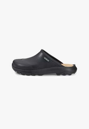 Zoccoli neri stampati con un esterno liscio, suola strutturata e dettagli del logo. Presentano un design slip-on per un facile indossamento e comfort.