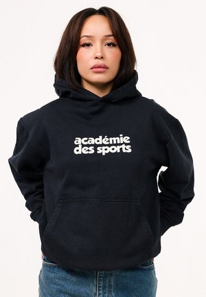 Navy Hoodie aus weicher Baumwolle mit einer Fronttasche. Mit weißem Text "académie des sports" und einer Kapuze mit Kordelzug. Schlichtes Design.