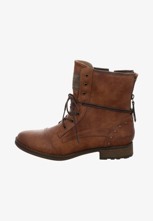 Bottine marron en cuir synthétique, avec un design à lacets, fermeture éclair sur le côté, bout rond, surface texturée et petits clous en métal sur le talon.