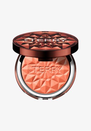 Compact blush met een geometrisch ontwerp in een koraal-oranje tint. Beschikt over een reflecterende zilveren rand en een textuur oppervlak met het "BY TERRY"-logo.