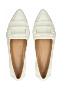 Ballerine in pelle bianca con punta affusolata e superficie testurizzata. Il design include un accento plissettato sulla parte anteriore. Interno beige liscio.