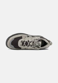 Scarpa da corsa con una combinazione di colori grigio e nero, realizzata in mesh e suede, con rinforzo sulla punta e suola in gomma testurizzata.