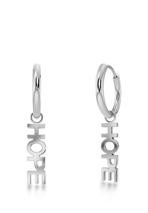 Boucles d'oreilles créoles argentées avec des pendentifs en lettres verticales formant le mot "ESPOIR" suspendus à chaque créole sur un fond blanc.